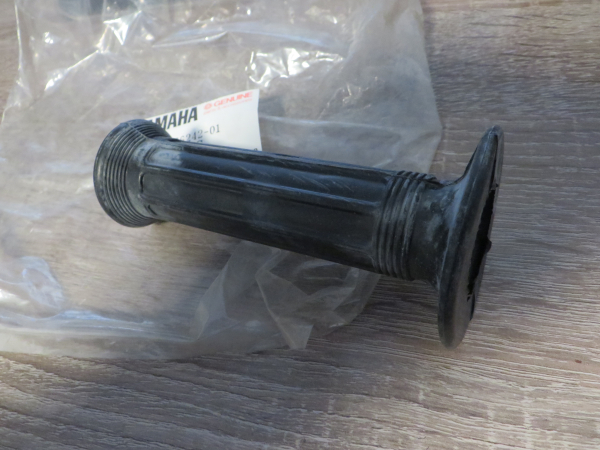 Yamaha Griffgummi rechts RD250 RD350 RD400 XS250 XS400 XS500 XS650 RD80 RD125 LC DT175 DT250 DT400 MX 1A0-26242-01 1A0-26242-